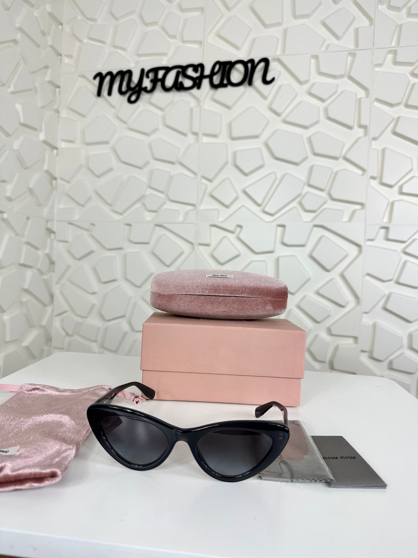 Occhiali da sole MIU MIU
